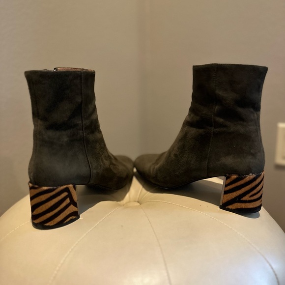 Forrest green suede booties with animal print heel. - Picture 4 of 7